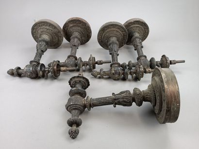 Suite de cinq appliques en bronze patiné...