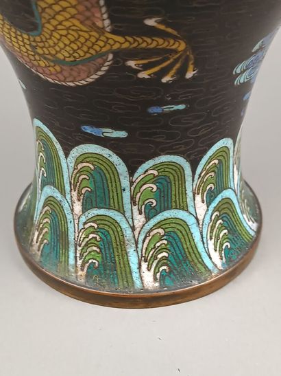CHINE
Vase balustre en laiton cloisonné à...