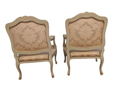 Paire de fauteuils à dos plat en bois rechampi....
