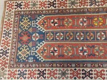 Tapis en laine nouée main polychromée. 
Décor...