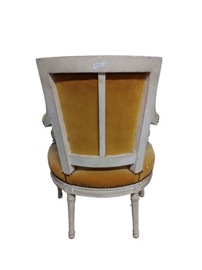 Fauteuil en bois rechampi blanc à dossier...