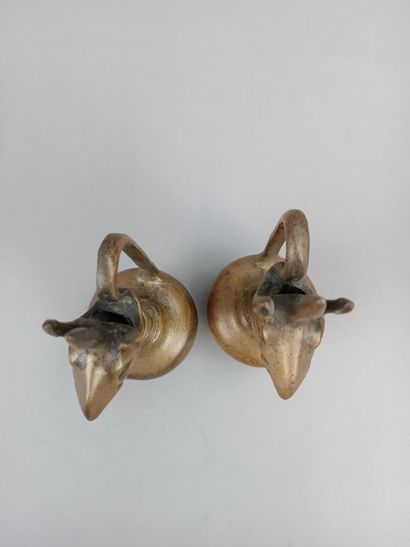 Paire de burettes en bronze. 
Décor d'animaux...