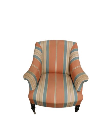 Fauteuil capitonné orné d'un tissu rayé.
Pose...