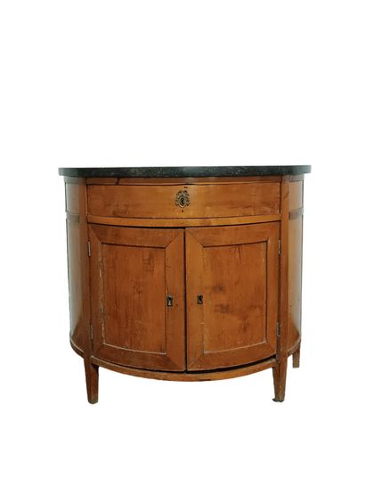 Petite commode de forme demi-lune en merisier.
Ouvre...