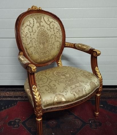 Fauteuil à dossier médaillon en bois sculpté...