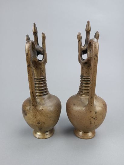 Paire de burettes en bronze. 
Décor d'animaux...