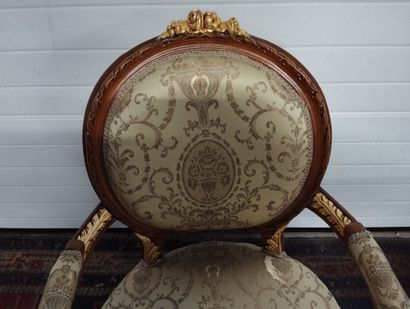 Fauteuil à dossier médaillon en bois sculpté...