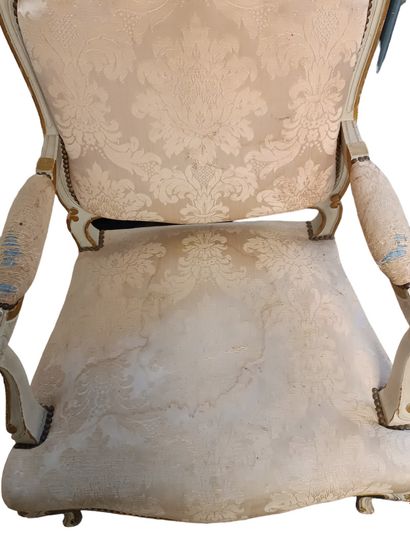Paire de fauteuils à dos plat en bois rechampi....