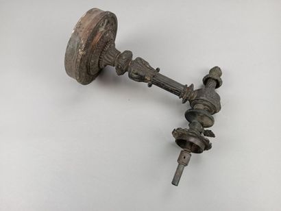 Suite de cinq appliques en bronze patiné...