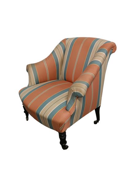 Fauteuil capitonné orné d'un tissu rayé.
Pose...