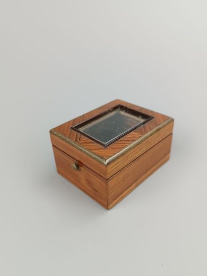 Petite boite à timbres? en bois de placage.
Le...