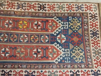 Tapis en laine nouée main polychromée. 
Décor...