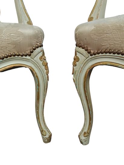 Paire de fauteuils à dos plat en bois rechampi....