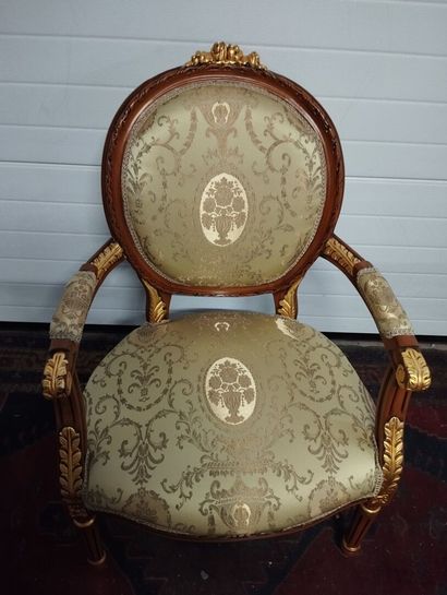 Fauteuil à dossier médaillon en bois sculpté...