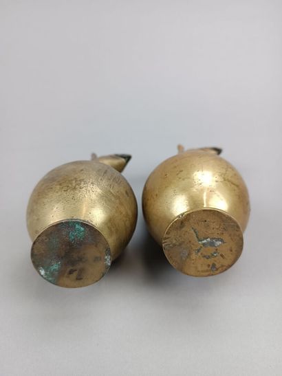Paire de burettes en bronze. 
Décor d'animaux...