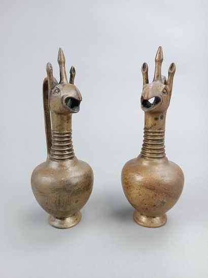 Paire de burettes en bronze. 
Décor d'animaux...