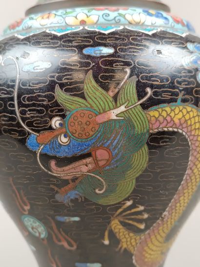 CHINE
Vase balustre en laiton cloisonné à...