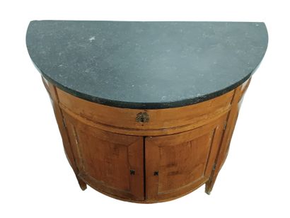 Petite commode de forme demi-lune en merisier.
Ouvre...