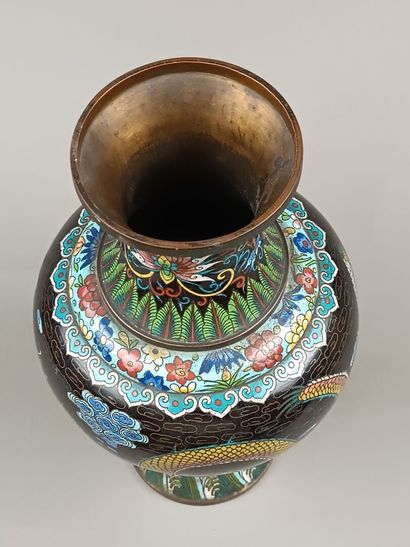 CHINE
Vase balustre en laiton cloisonné à...