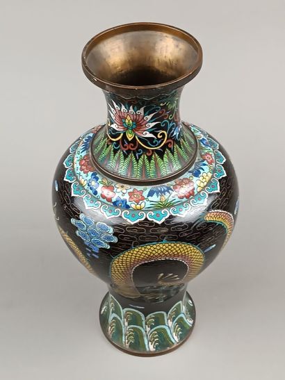 CHINE
Vase balustre en laiton cloisonné à...