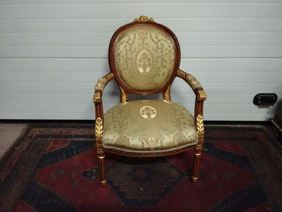 Fauteuil à dossier médaillon en bois sculpté...
