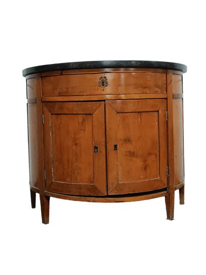 Petite commode de forme demi-lune en merisier.
Ouvre...