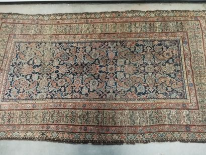 Tapis en laine nouée main.
Décor de rinceaux...
