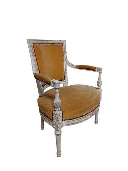 Fauteuil en bois rechampi blanc à dossier...