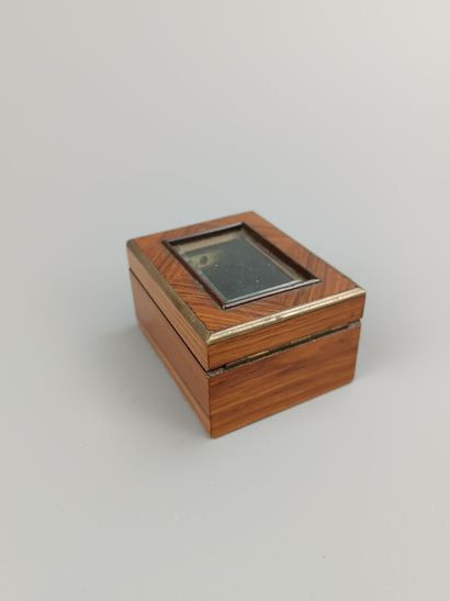 Petite boite à timbres? en bois de placage.
Le...