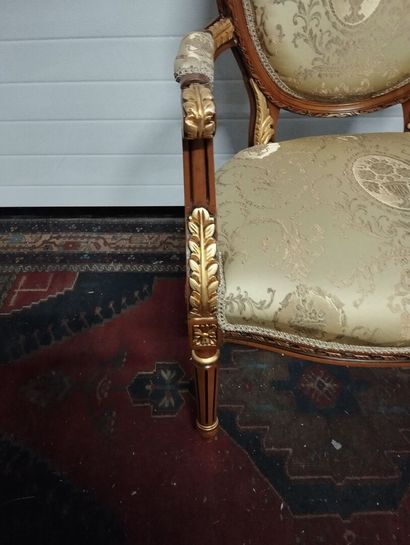Fauteuil à dossier médaillon en bois sculpté...