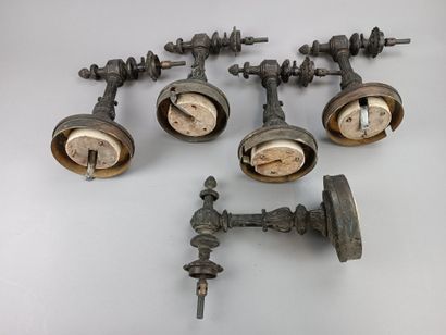 Suite de cinq appliques en bronze patiné...