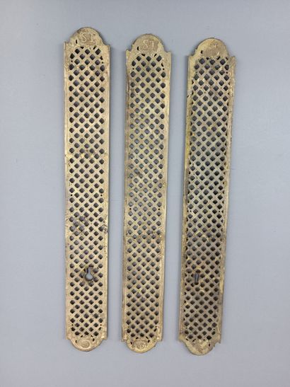 Trois plaques de propreté en bronze ajouré.
Décor...