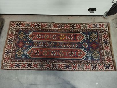 Tapis en laine nouée main polychromée. 
Décor...