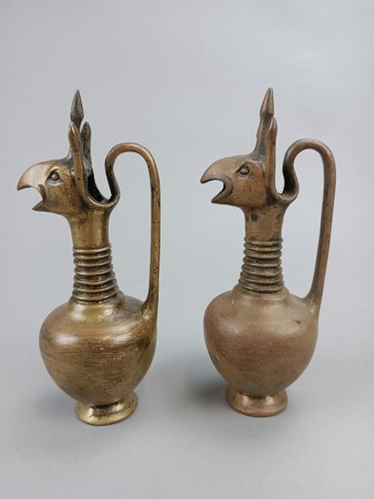 Paire de burettes en bronze. 
Décor d'animaux...