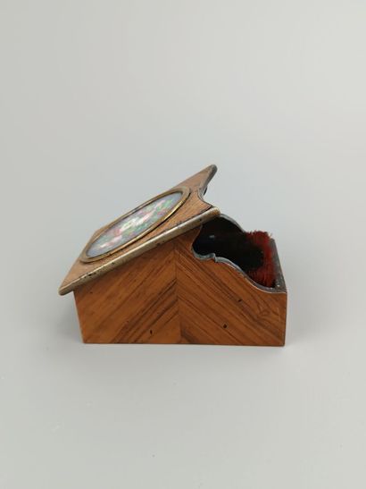 Petite boite en bois de placage permettant...