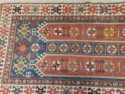 Tapis en laine nouée main polychromée. 
Décor...