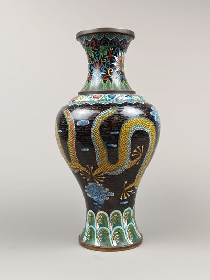 CHINE
Vase balustre en laiton cloisonné à...