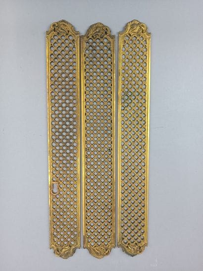Trois plaques de propreté en bronze ajouré.
Décor...