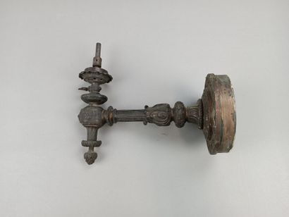 Suite de cinq appliques en bronze patiné...