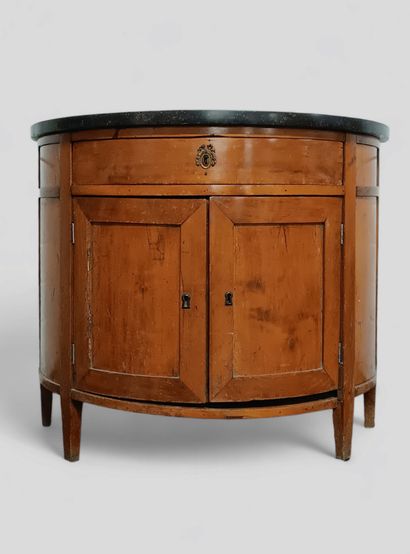 Petite commode de forme demi-lune en merisier.
Ouvre...