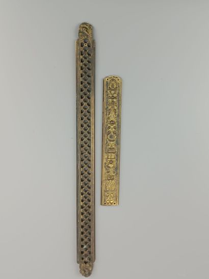 Lot de deux plaques de propreté en bronze.
Une...