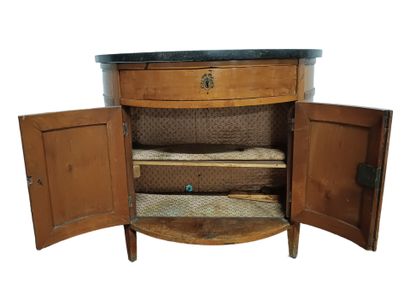 Petite commode de forme demi-lune en merisier.
Ouvre...