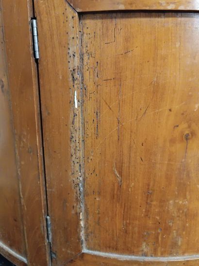 Petite commode de forme demi-lune en merisier.
Ouvre...