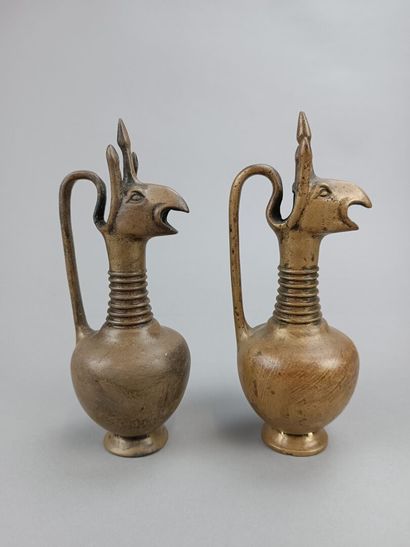 Paire de burettes en bronze. 
Décor d'animaux...