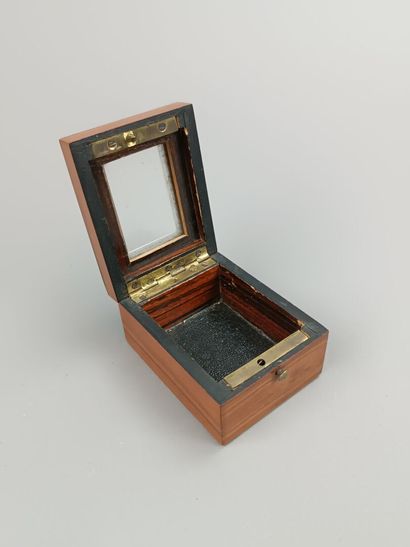 Petite boite à timbres? en bois de placage.
Le...