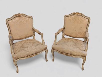 Paire de fauteuils à dos plat en bois rechampi....