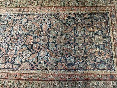 Tapis en laine nouée main.
Décor de rinceaux...