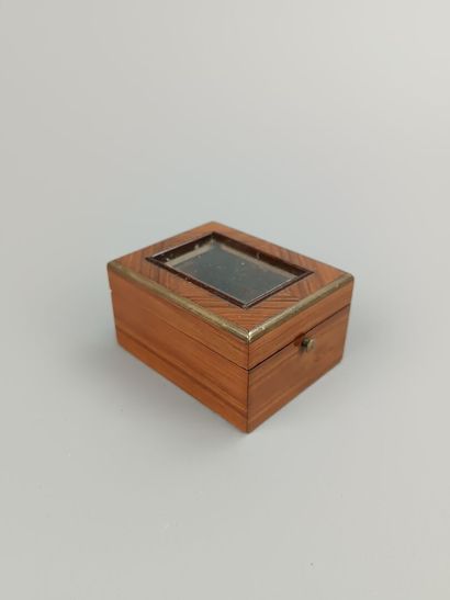 Petite boite à timbres? en bois de placage.
Le...