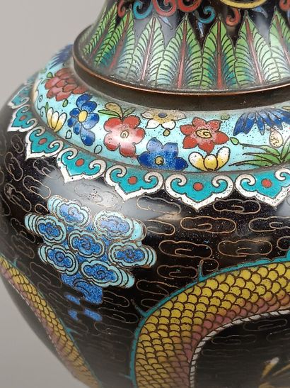 CHINE
Vase balustre en laiton cloisonné à...