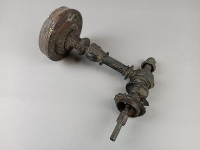 Suite de cinq appliques en bronze patiné...